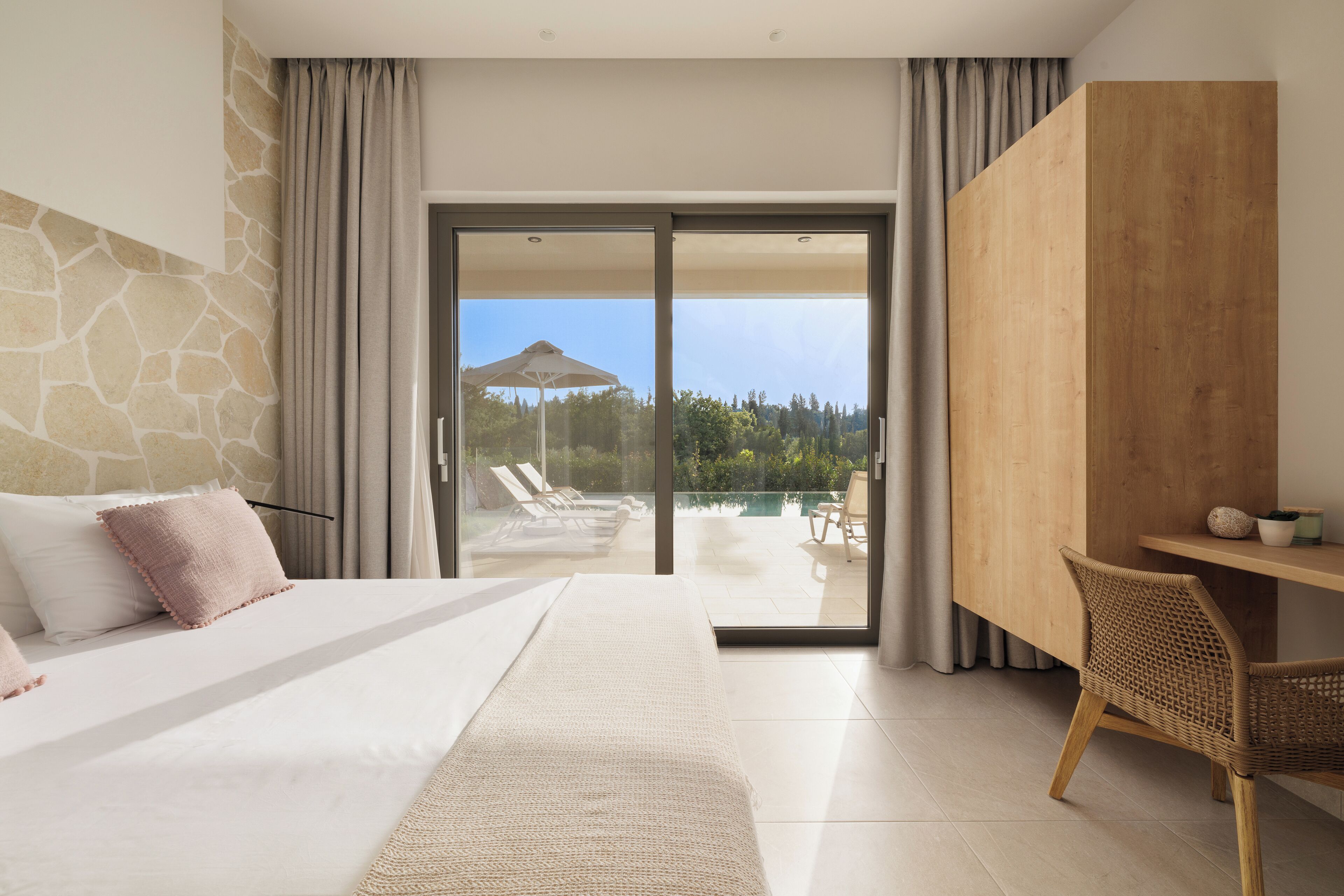 5 bedrooms, Egyptian cotton sheets, premium bedding, down duvets