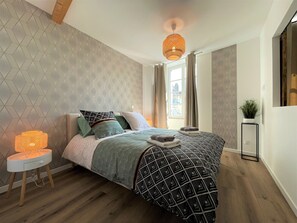 1 slaapkamer, een strijkplank/strijkijzer, gratis wifi, beddengoed