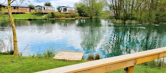 Luxury Lakeside Lodge - Fishing Lake - Pet Friendly - 5 Miles From Flamingo Land