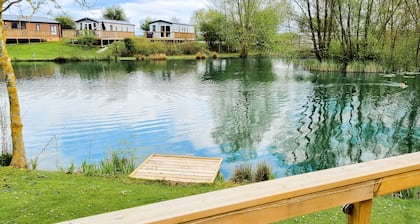 Luxury Lakeside Lodge - Fishing Lake - Pet Friendly - 5 Miles From Flamingo Land