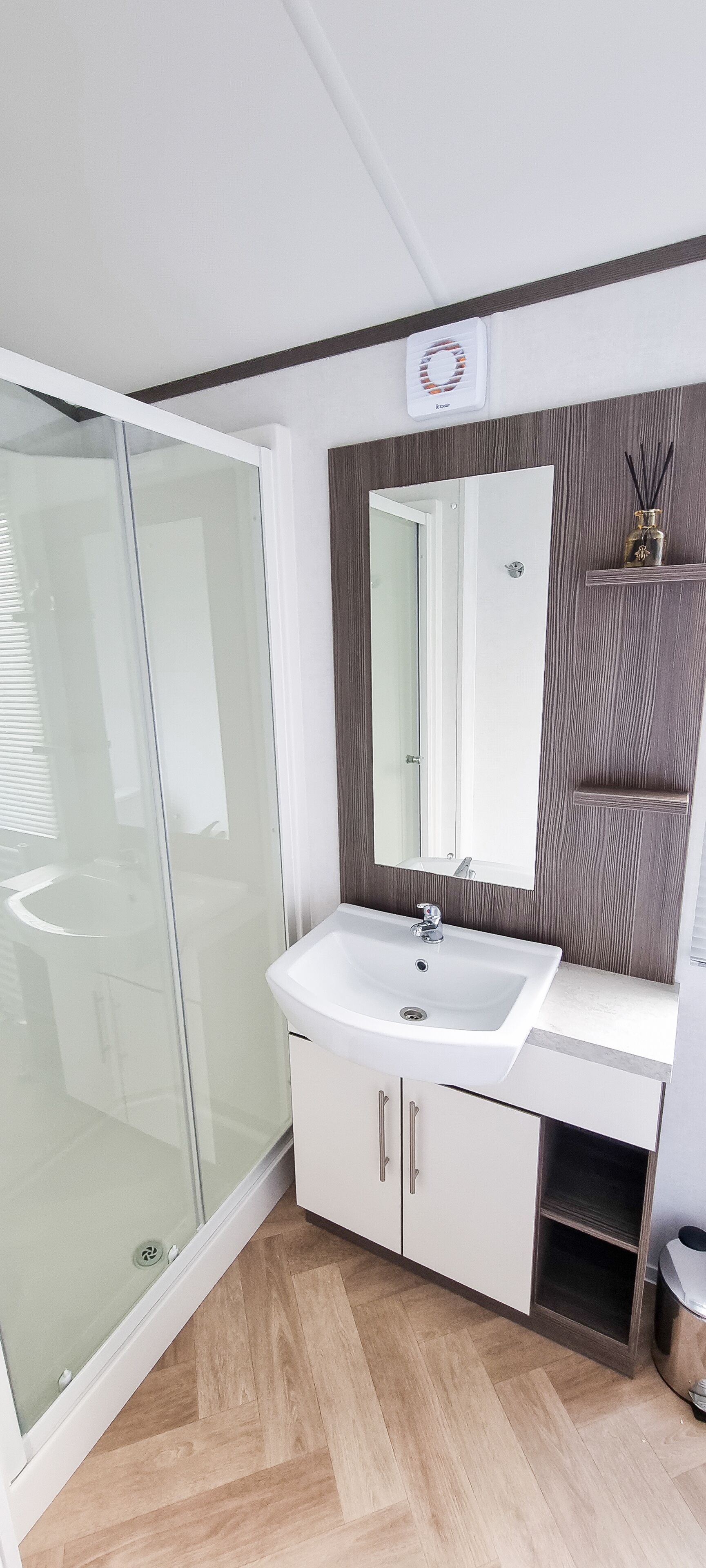 Douche, serviettes fournies, savon, papier toilette