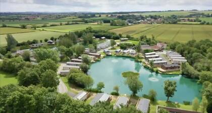Luxury Lakeside Lodge - Fishing Lake - Pet Friendly - 5 Miles From Flamingo Land