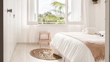 1 habitación, escritorio y tabla de planchar con plancha