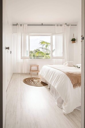 1 dormitorio y tabla de planchar con plancha