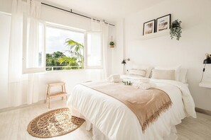 1 soverom, skrivebord og strykejern/-brett