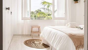 1 dormitorio y tabla de planchar con plancha