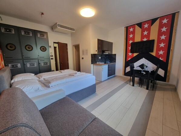 Estudio estándar, 1 habitación, para no fumadores | Área de sala de estar | Smart TV de 43 pulgadas con canales digitales y televisión 