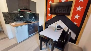 Standard-studio, 1 makuuhuone, tupakointi kielletty | Yksityinen keittiö | Täysikokoinen jääkaappi, mikroaaltouuni