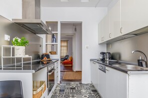 Apartment, 2 Schlafzimmer, Balkon | Eigene Küche | Kühlschrank, Ofen, Geschirrspüler, Wasserkocher mit Kaffee-/Teezubehör