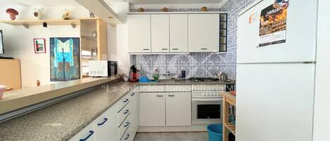 Kühlschrank, Mikrowelle, Wasserkocher mit Kaffee-/Teezubehör