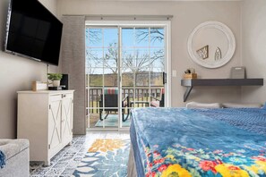 Studio Suite, 1 Queen Bed, Balcony, Golf View (Happy Place Hideaway) | 1 bedroom, individually decorated, individually furnished, free WiFi