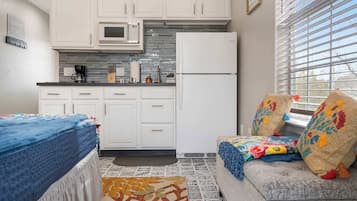 Suite estudio, 1 cama Queen size, balcón, vista al campo de golf (Happy Place Hideaway) | Cocina privada | Refrigerador, microondas, parrilla de estufa y cafetera y tetera