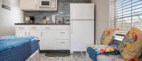 Studio Suite, 1 Queen Bed, Balcony, Golf View (Happy Place Hideaway) | Private kitchen | Fridge, microwave, stovetop, coffee/tea maker
