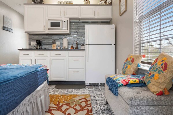 Studio Suite, 1 Queen Bed, Balcony, Golf View (Happy Place Hideaway) | Private kitchen | Fridge, microwave, stovetop, coffee/tea maker
