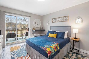 Studio Suite, 1 Queen Bed, Balcony, Golf View (Happy Place Hideaway) | 1 bedroom, individually decorated, individually furnished, free WiFi - Happy Place Hideaway - Walk to Taneycomo! (Branson)