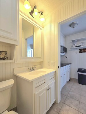 Séchoir à cheveux, serviettes fournies, savon, papier de toilette