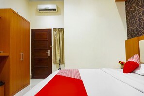 Kamar Double Standar | Meja kerja, ruang kerja ramah laptop, Wi-Fi gratis, dan seprai linen