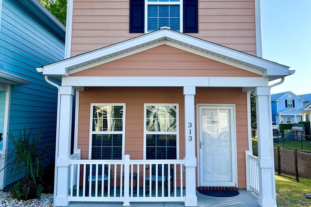 2 Bed, 2 Bath Coral Cottage—Walk to the Beach!