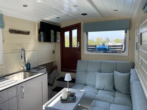 Hausboot "lütje" - schwimmende Ferienwohnung auf dem Wasser