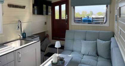 Hausboot "lütje" - schwimmende Ferienwohnung auf dem Wasser