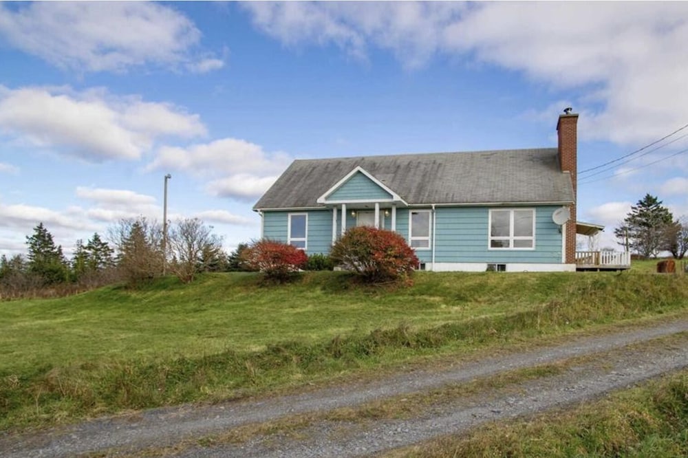Newly Renovated 4 Bedroom 2 Bathroom Beachhouse Close to Mavillette Beach