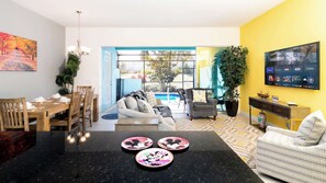 Casa adosada, varias camas, acceso a la piscina, vistas a la piscina (Great Escape to The Enclaves) | Zona de estar | Televisión de pantalla plana de 42 pulgadas con canales digitales