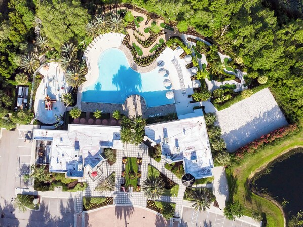 Una piscina al aire libre