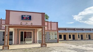 Um edifício com uma placa indicando 