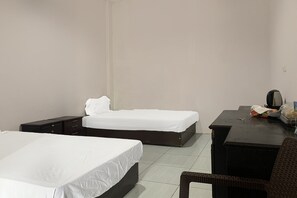 Standard Twin Room | Free WiFi, bed sheets - Hotel O Penginapan Radja Jeneponto (Jeneponto)
