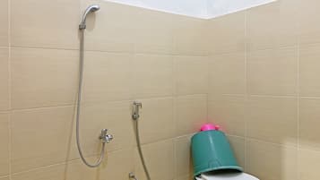 Habitación estándar con 2 camas individuales | Baño | Ducha y toallas