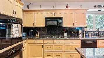 Cabin, Multiple Beds, Balcony, Mountain View | Private kitchen | Fridge, microwave, oven, stovetop