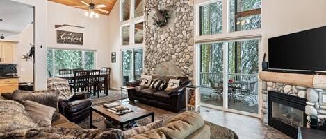 Cabana, várias camas, sacada, vista para a montanha | Área de estar | TV