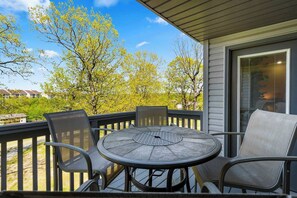 公寓客房, 多張床, 陽台, 高球場景觀 (Golf Course Escape) | 室外用餐