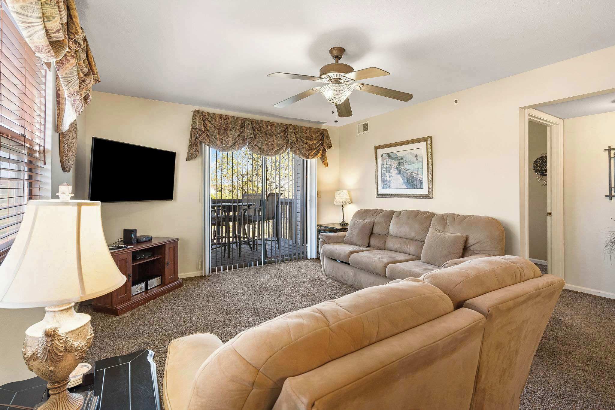 Leilighet, flere senger, balkong, utsikt mot golfbane (Golf Course Escape) | Oppholdsområde | En 42-tommers Flatskjerm-TV med digitale kanaler