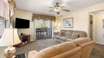 Leilighet, flere senger, balkong, utsikt mot golfbane (Golf Course Escape) | Oppholdsområde | En 42-tommers Flatskjerm-TV med digitale kanaler