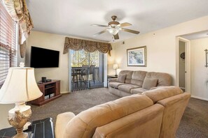 公寓客房, 多張床, 陽台, 高球場景觀 (Golf Course Escape) | 起居區 | 42-吋平面電視，提供數位頻道