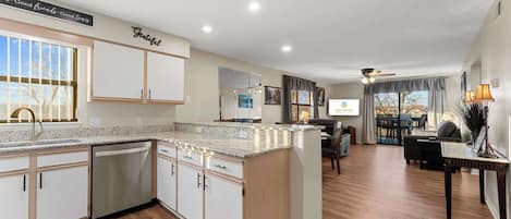 Condo, nhiều giường, ban công, quang cảnh sân golf (Golf Course Escape) | Nội thất