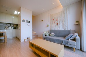 Habitación básica | Área de sala de estar | Smart TV, consola de videojuegos, Netflix y servicios de streaming 