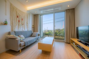 Basic Room | Premium bedding, laptop workspace, blackout curtains, iron/ironing board - Stayfarmsvill (Jeju City)