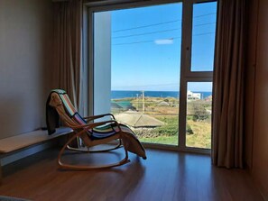 Habitación básica | Ropa de cama de alta calidad y espacio para trabajar con laptop 