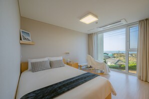 Basic Room | Premium bedding, laptop workspace, blackout curtains, iron/ironing board - Stayfarmsvill (Jeju City)