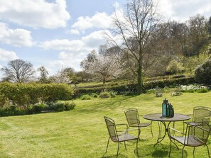 Outdoor dining - Upper Broughton Farm Cottage (Banks Head, near Bishop&rsquo;s Castle)