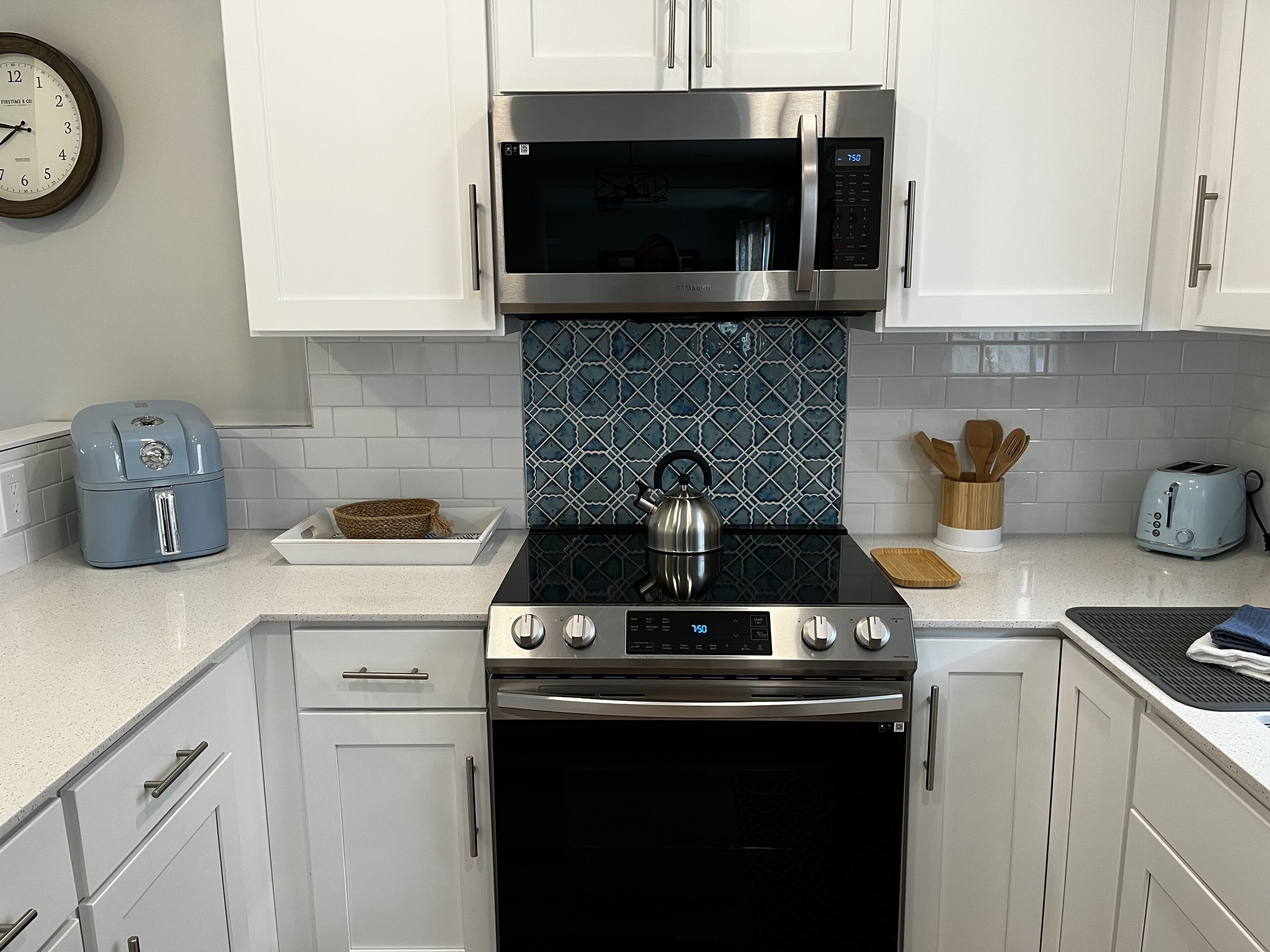 Private hot tub near downtown, resorts & trails!