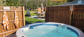 Private Hot Tub, Outdoor TV, near Downtown & Lake Michigan Beaches!