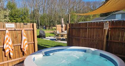 Private Hot Tub, Outdoor TV, near Downtown & Lake Michigan Beaches!