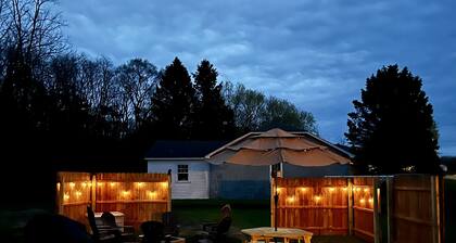 Private Hot Tub, Outdoor TV, near Downtown & Lake Michigan Beaches!