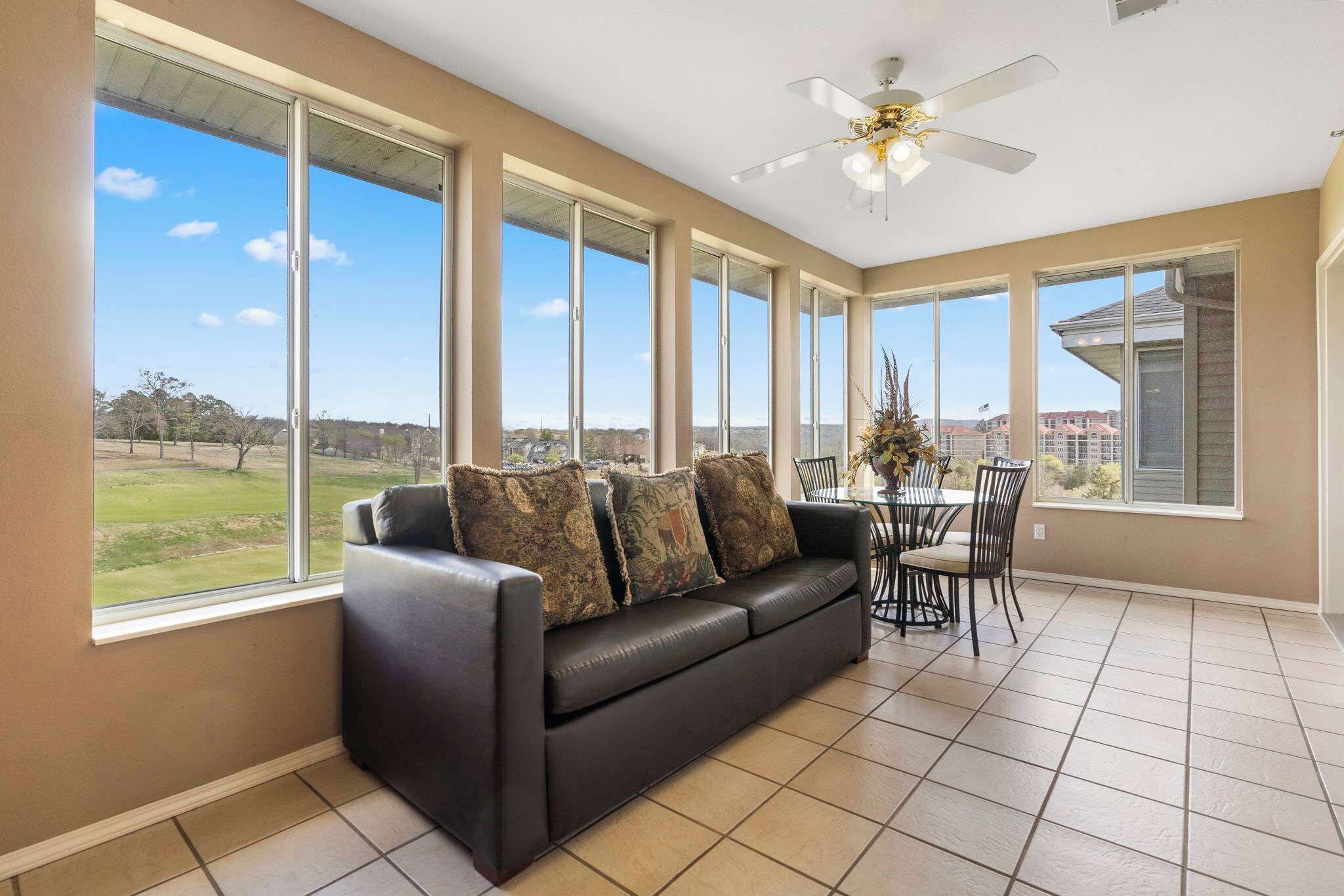 Condo, varias camas, patio, vista al campo de golf (Glory Daze) | Área de sala de estar | Televisión de pantalla plana de 42 pulgadas con canales digitales 