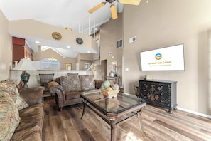 Living area - Glory Daze - Overlooking the Golf Course! (Branson)