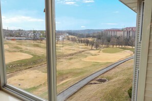Interior - Glory Daze - Overlooking the Golf Course! (Branson)