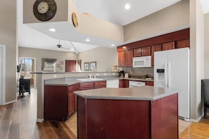 Private kitchen - Glory Daze - Overlooking the Golf Course! (Branson)